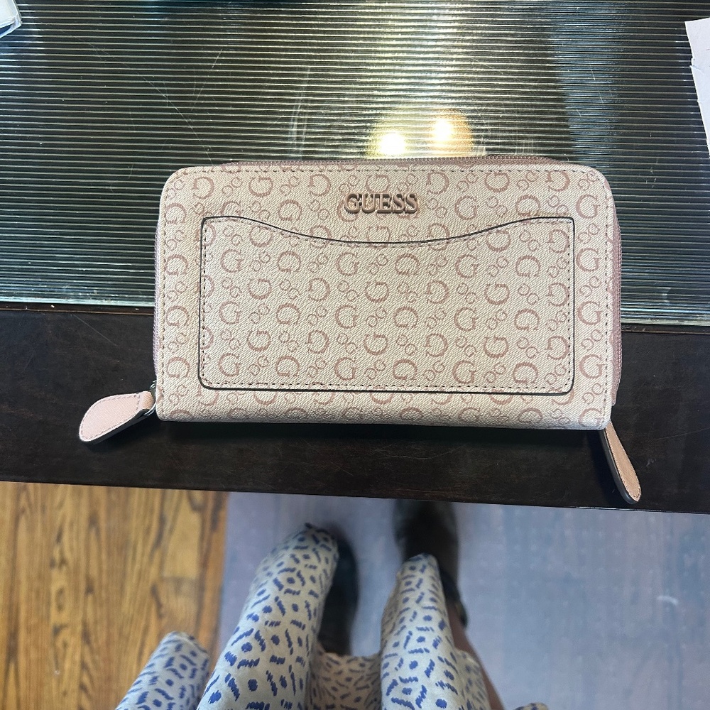 Guess clutch